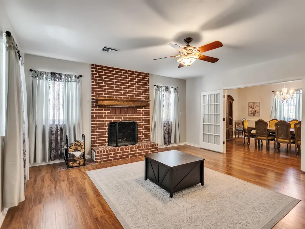 1928 Greentree Drive Huntsville, TX 77340