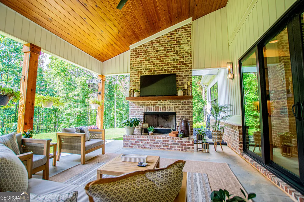1800 Hutcheson Ferry RD Whitesburg, GA 30185