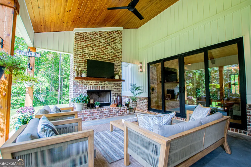 1800 Hutcheson Ferry RD Whitesburg, GA 30185