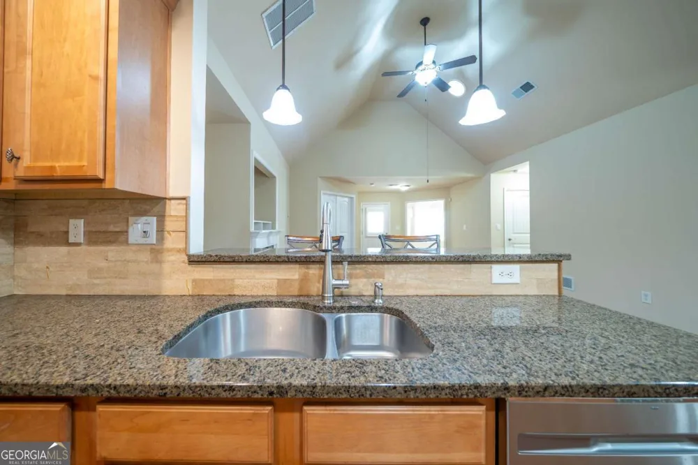 18 Mary LN NE White, GA 30184