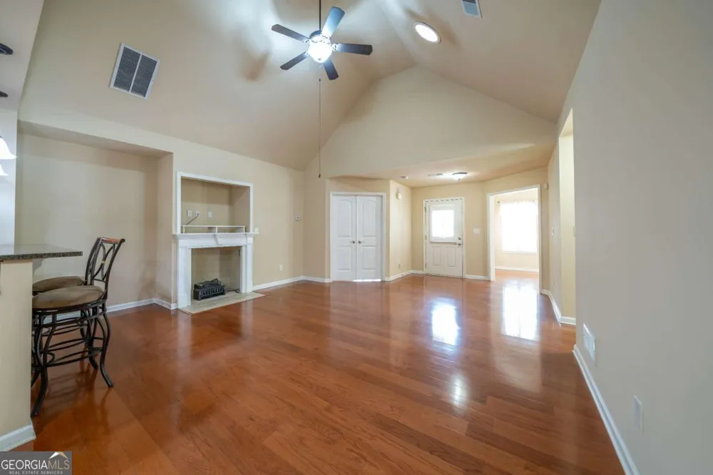 18 Mary LN NE White, GA 30184