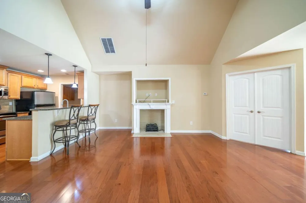 18 Mary LN NE White, GA 30184