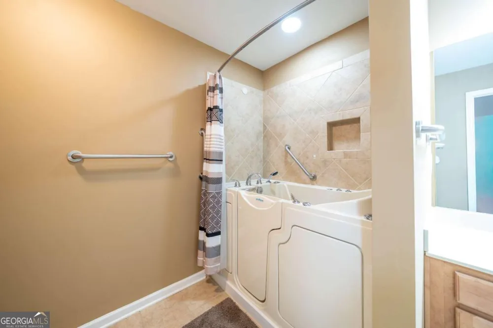 18 Mary LN NE White, GA 30184