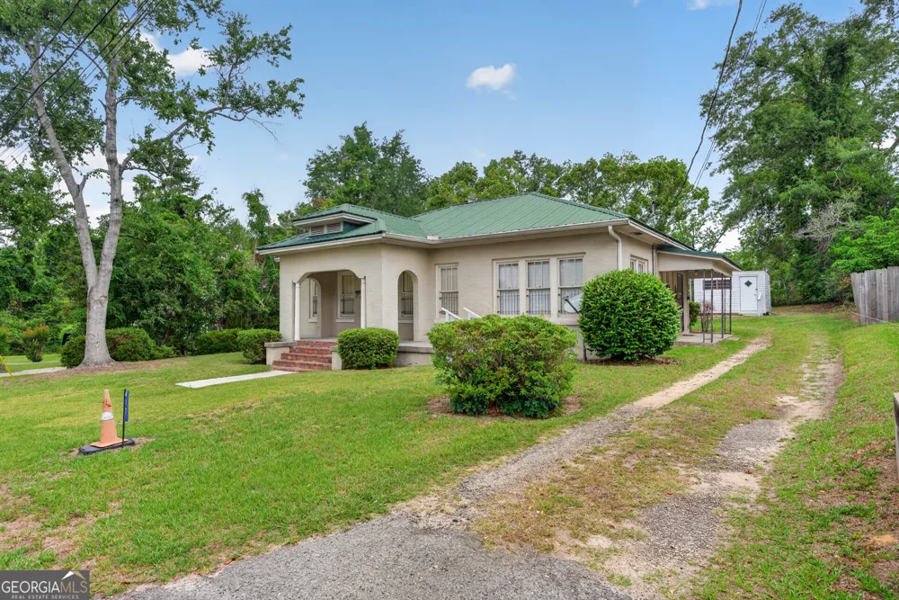 417 E Sellers ST Douglas, GA 31533