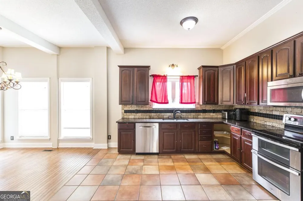 208 Martin TER Kathleen, GA 31047