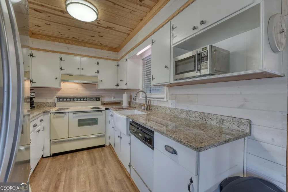 85 Chatuge Shores CIR Hayesville, NC 28904