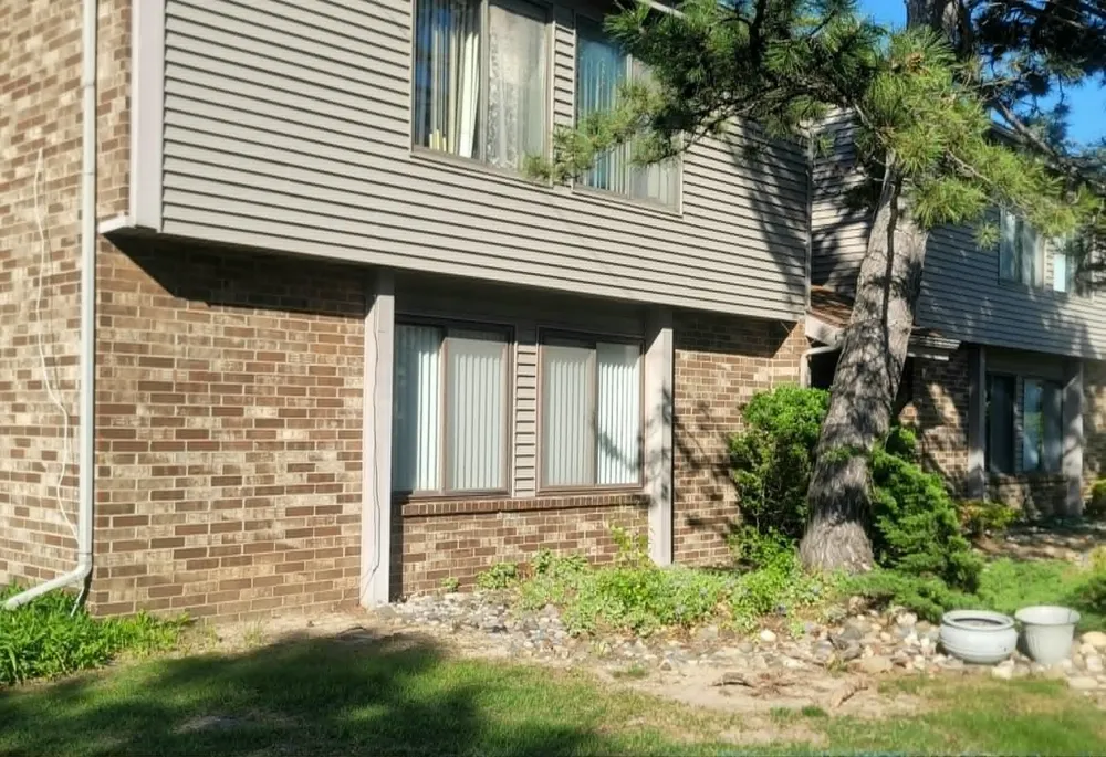 1048 Grenoble Lane Lansing City, MI 48917