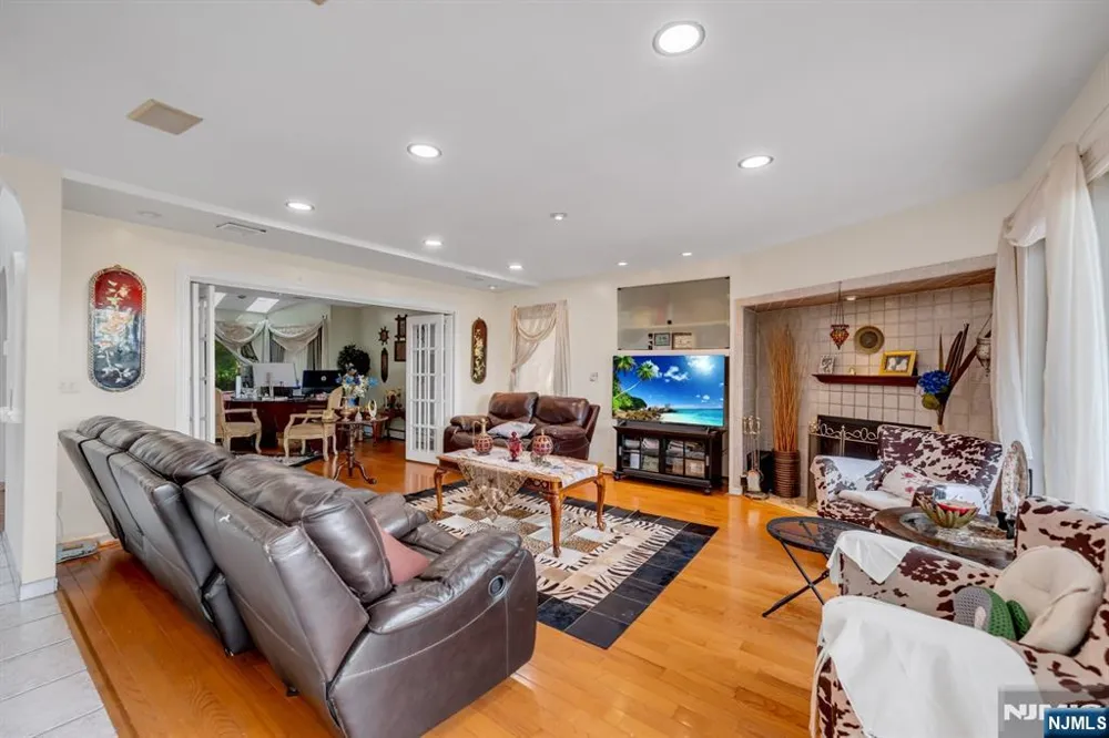 703 Stewart Street Ridgefield, NJ 07657