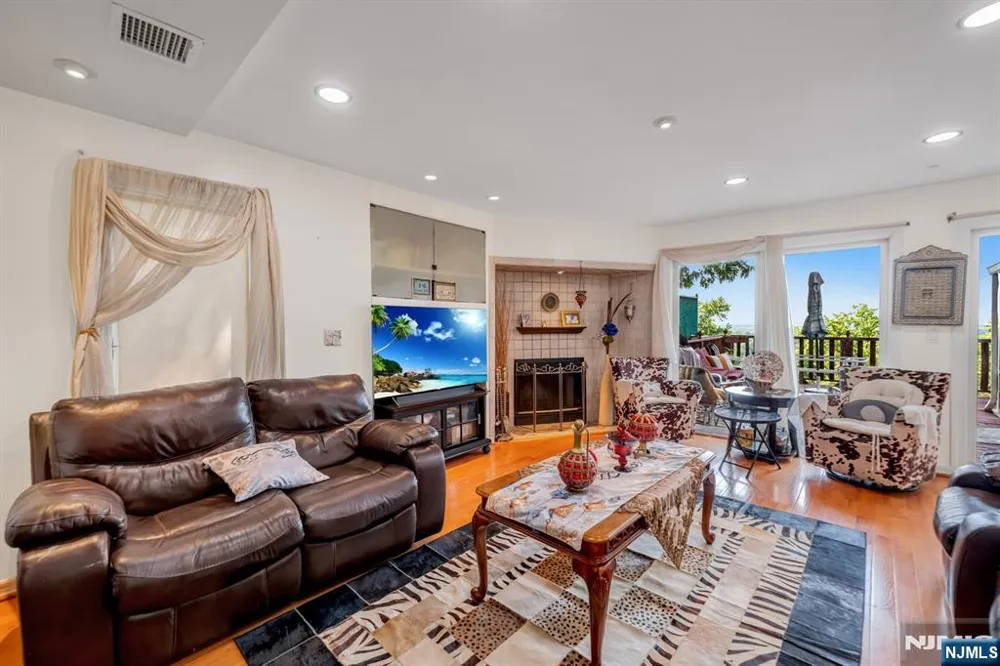 703 Stewart Street Ridgefield, NJ 07657