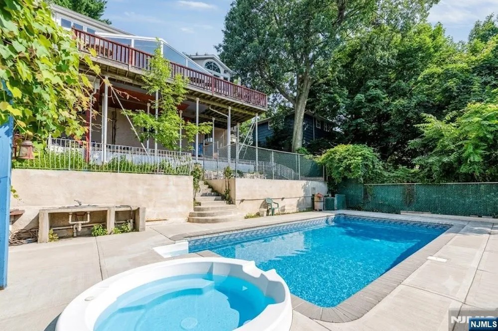 703 Stewart Street Ridgefield, NJ 07657