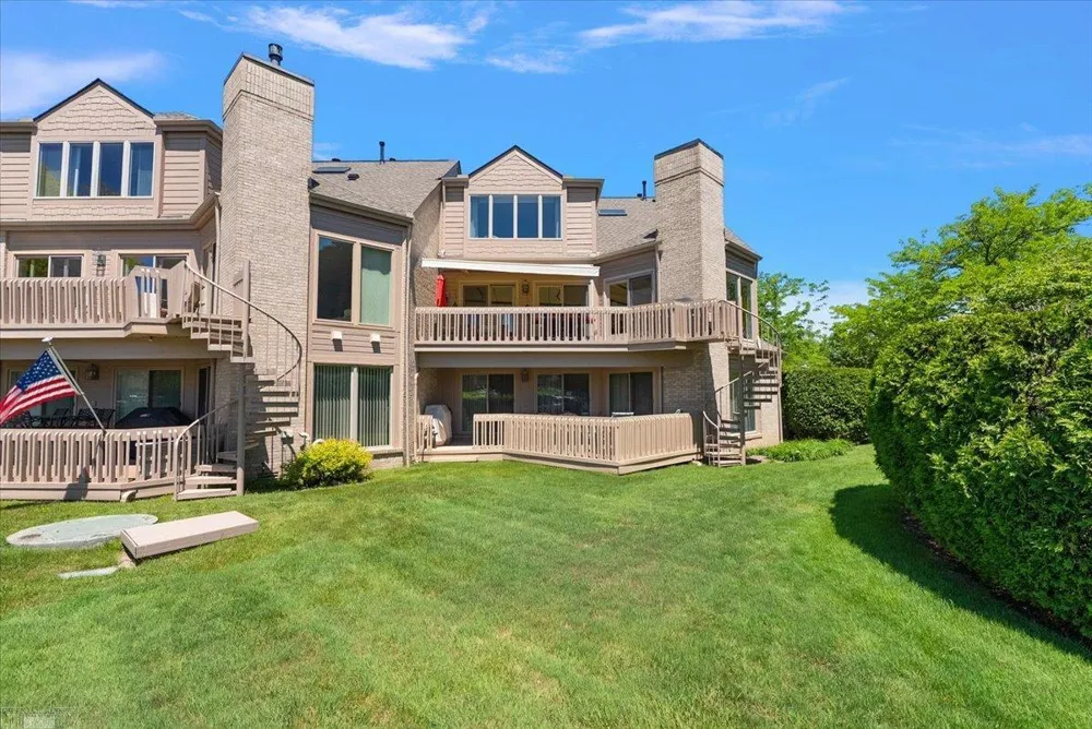 26151 Harbour Pointe Drive Harrison Charter Township, MI 48045