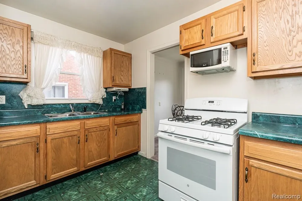 9343 Fenton Redford Charter Township, MI 48239