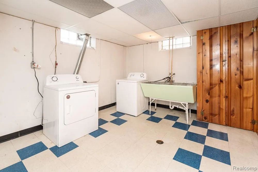 9343 Fenton Redford Charter Township, MI 48239