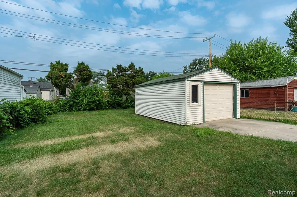 9343 Fenton Redford Charter Township, MI 48239