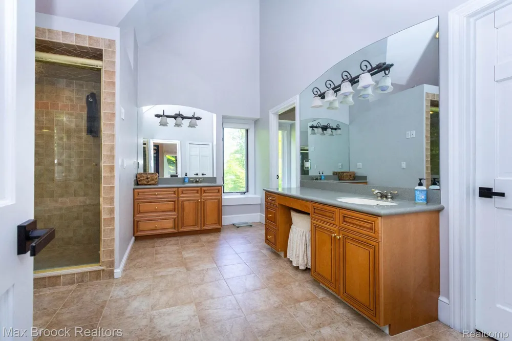 6604 College Park Drive Springfield Charter Township, MI 48346