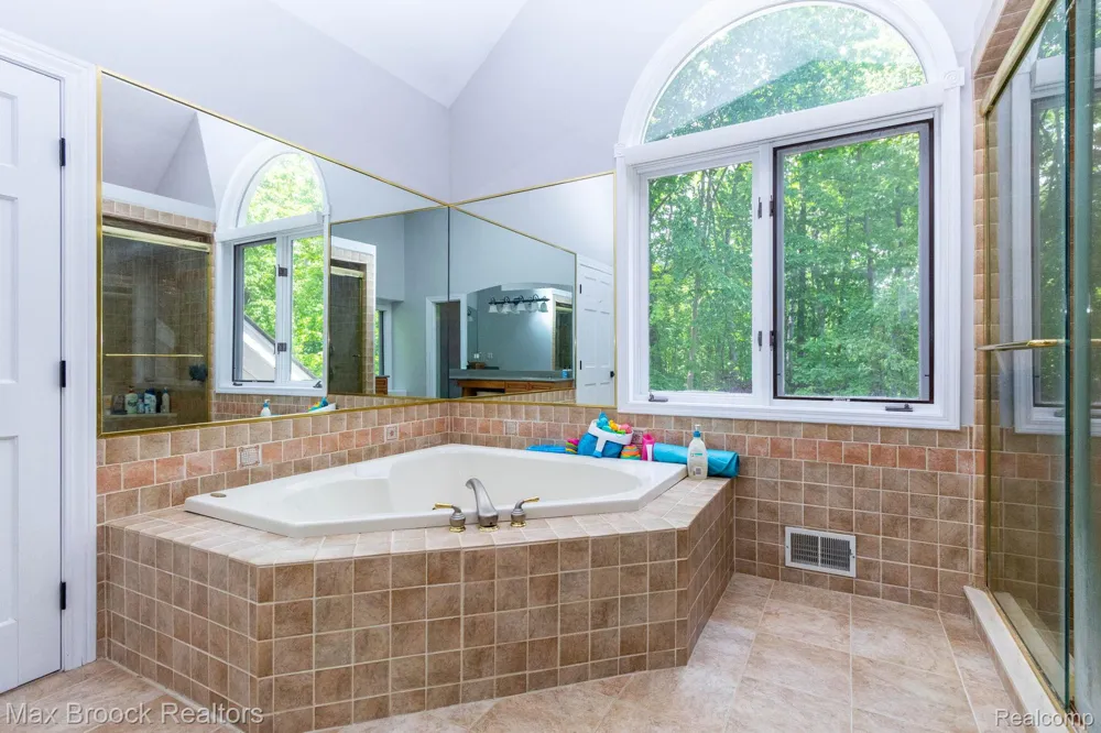 6604 College Park Drive Springfield Charter Township, MI 48346