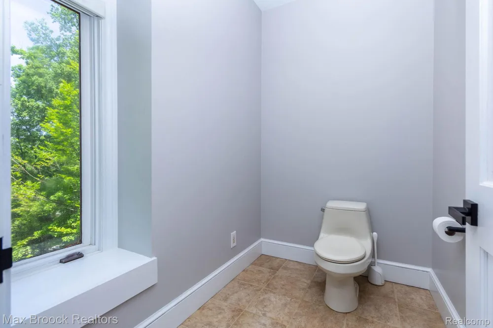 6604 College Park Drive Springfield Charter Township, MI 48346