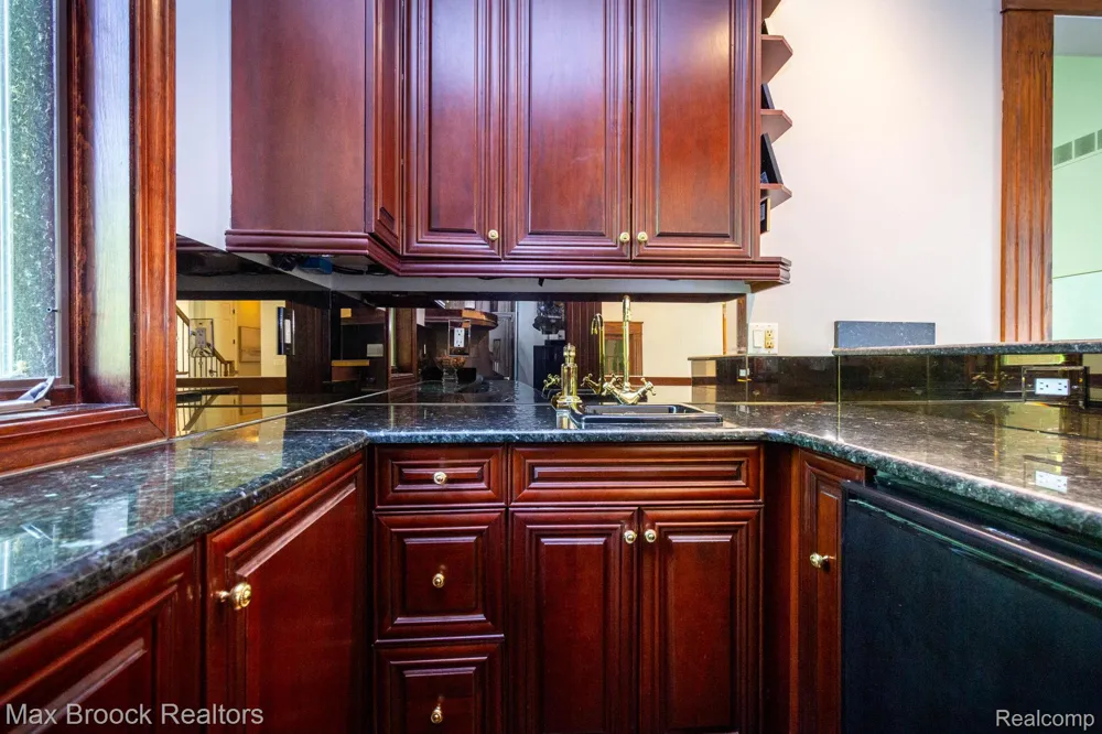 6604 College Park Drive Springfield Charter Township, MI 48346