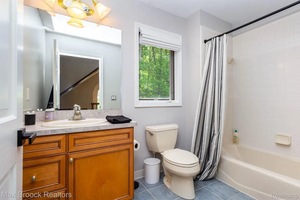 6604 College Park Drive Springfield Charter Township, MI 48346