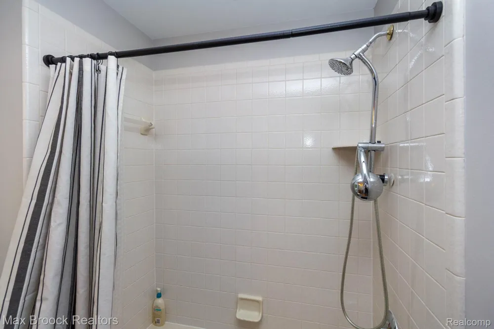 6604 College Park Drive Springfield Charter Township, MI 48346