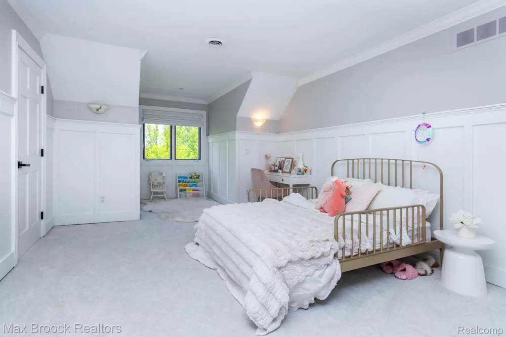 6604 College Park Drive Springfield Charter Township, MI 48346