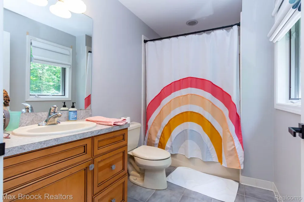 6604 College Park Drive Springfield Charter Township, MI 48346