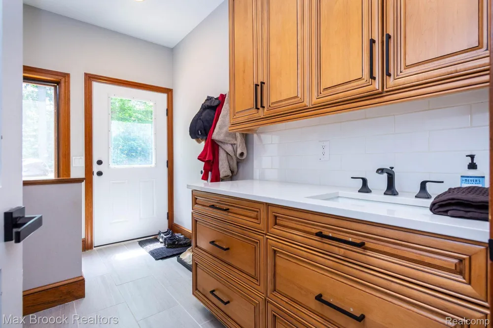 6604 College Park Drive Springfield Charter Township, MI 48346