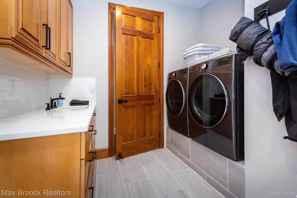 6604 College Park Drive Springfield Charter Township, MI 48346