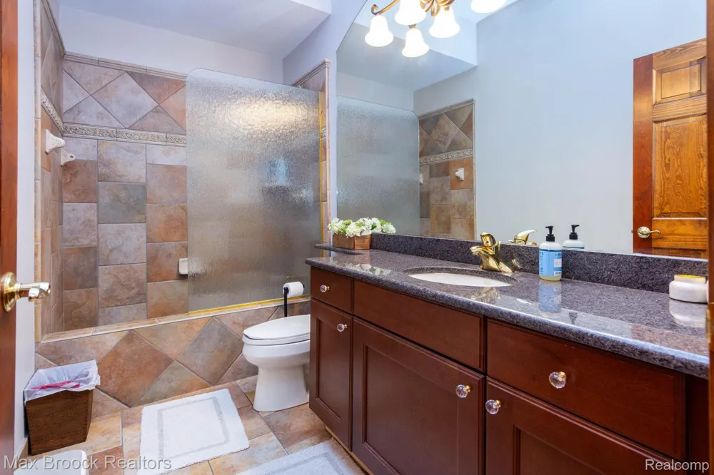 6604 College Park Drive Springfield Charter Township, MI 48346