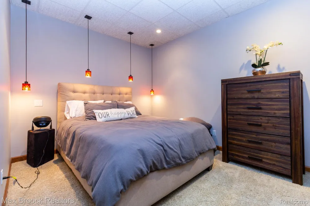 6604 College Park Drive Springfield Charter Township, MI 48346