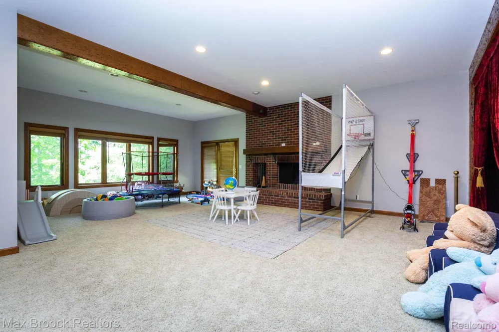 6604 College Park Drive Springfield Charter Township, MI 48346