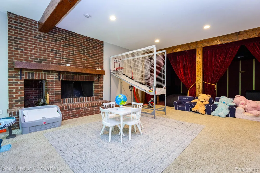 6604 College Park Drive Springfield Charter Township, MI 48346