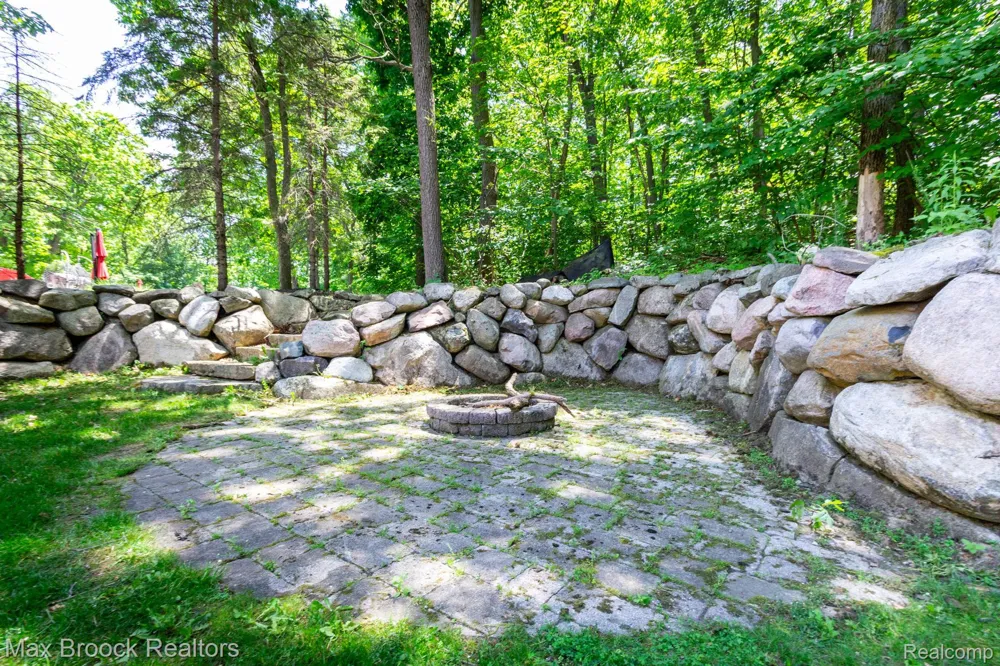 6604 College Park Drive Springfield Charter Township, MI 48346