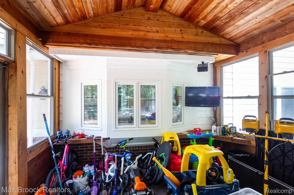 6604 College Park Drive Springfield Charter Township, MI 48346