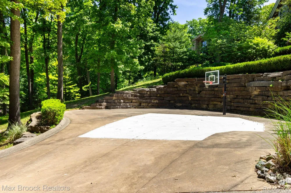 6604 College Park Drive Springfield Charter Township, MI 48346
