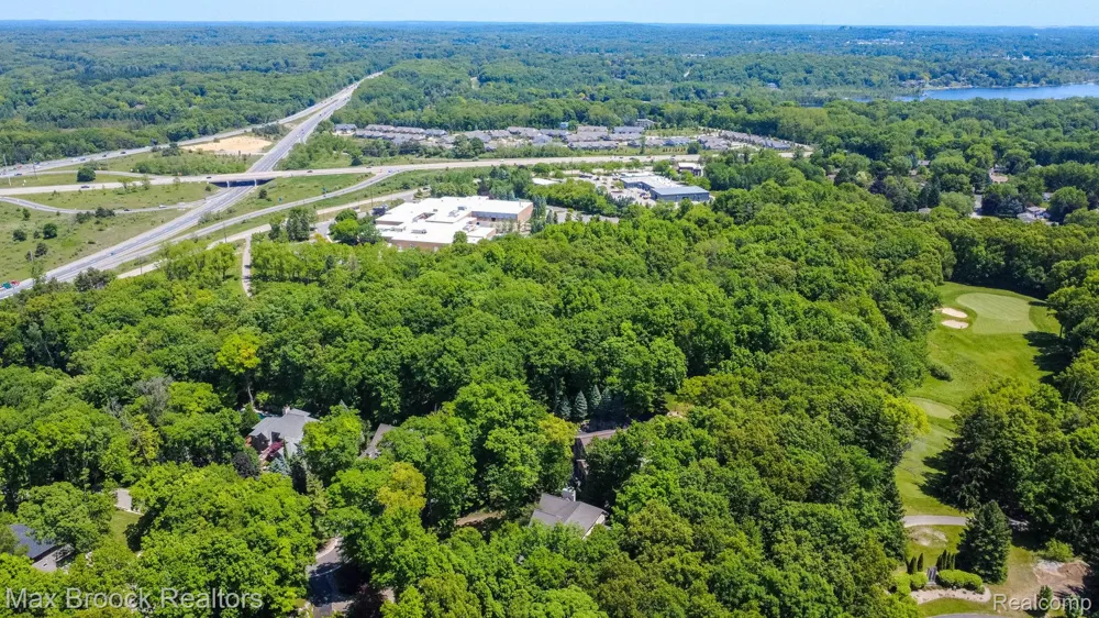 6604 College Park Drive Springfield Charter Township, MI 48346