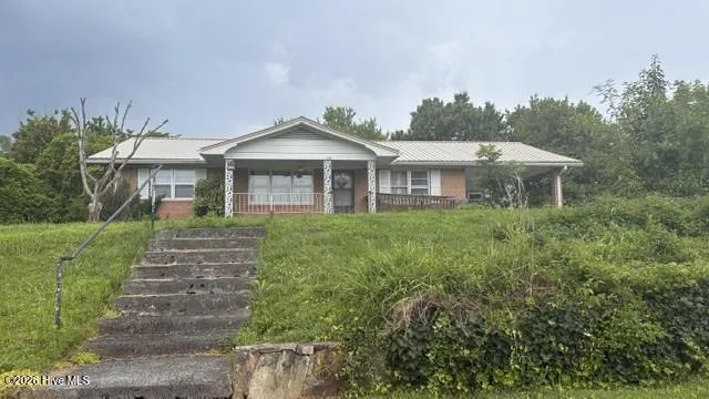 17 Moore Street Andrews, NC 28901