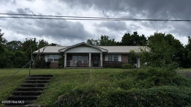 17 Moore Street Andrews, NC 28901