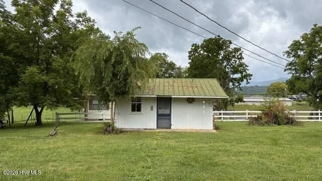 17 Moore Street Andrews, NC 28901