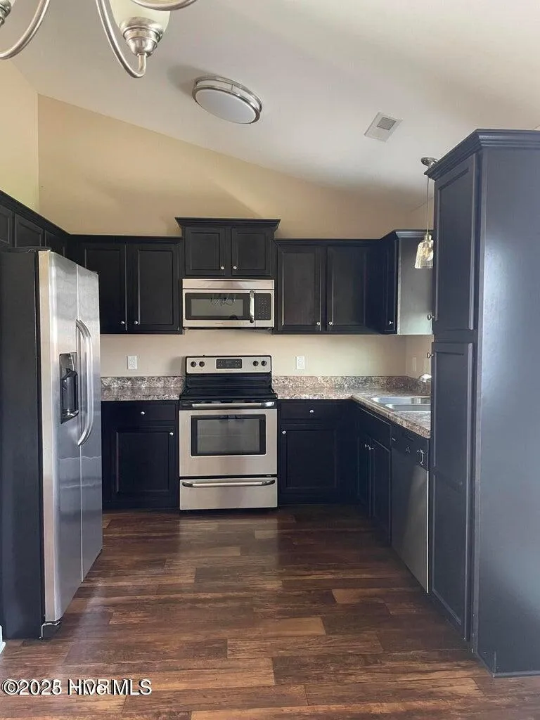 233 Breakwater Drive Sneads Ferry, NC 28460