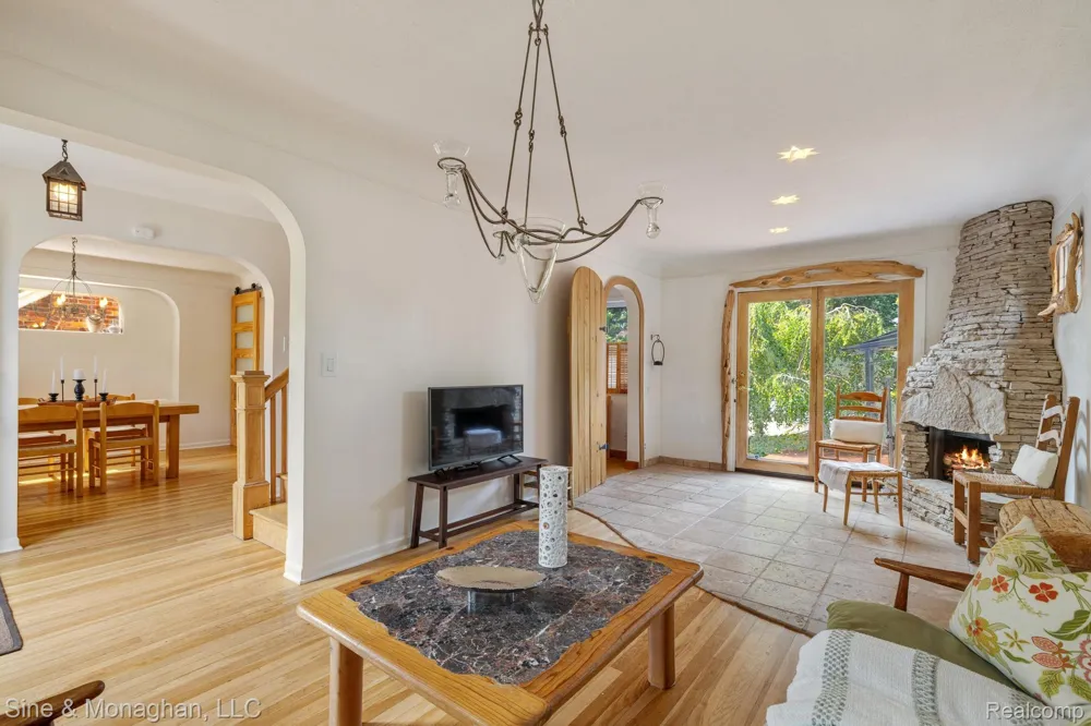 417 CLOVERLY ROAD Grosse Pointe Farms City, MI 48236
