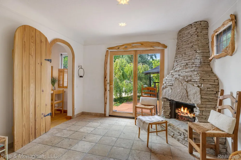 417 CLOVERLY ROAD Grosse Pointe Farms City, MI 48236