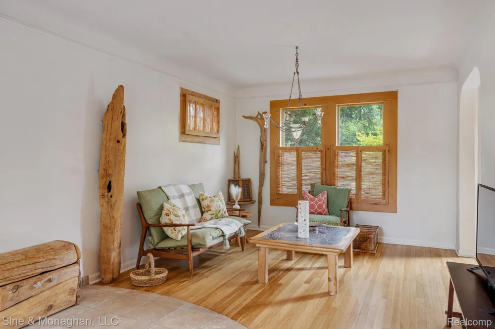 417 CLOVERLY ROAD Grosse Pointe Farms City, MI 48236