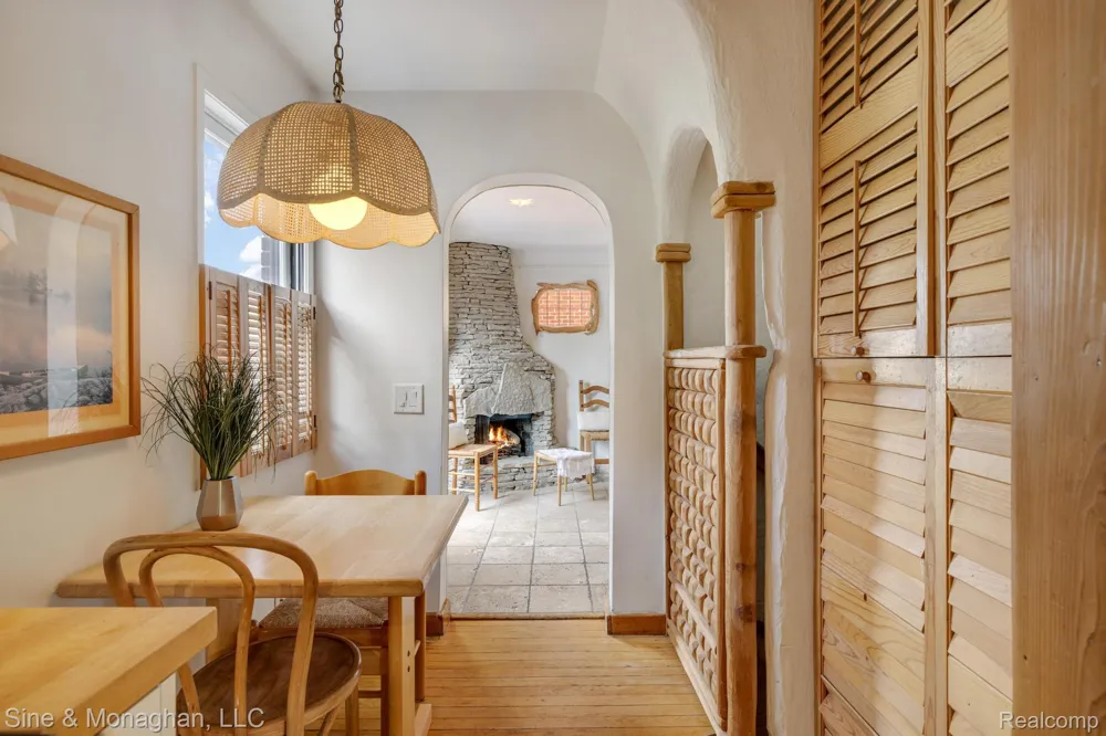 417 CLOVERLY ROAD Grosse Pointe Farms City, MI 48236