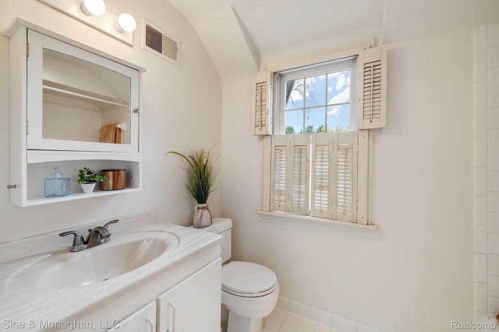 417 CLOVERLY ROAD Grosse Pointe Farms City, MI 48236