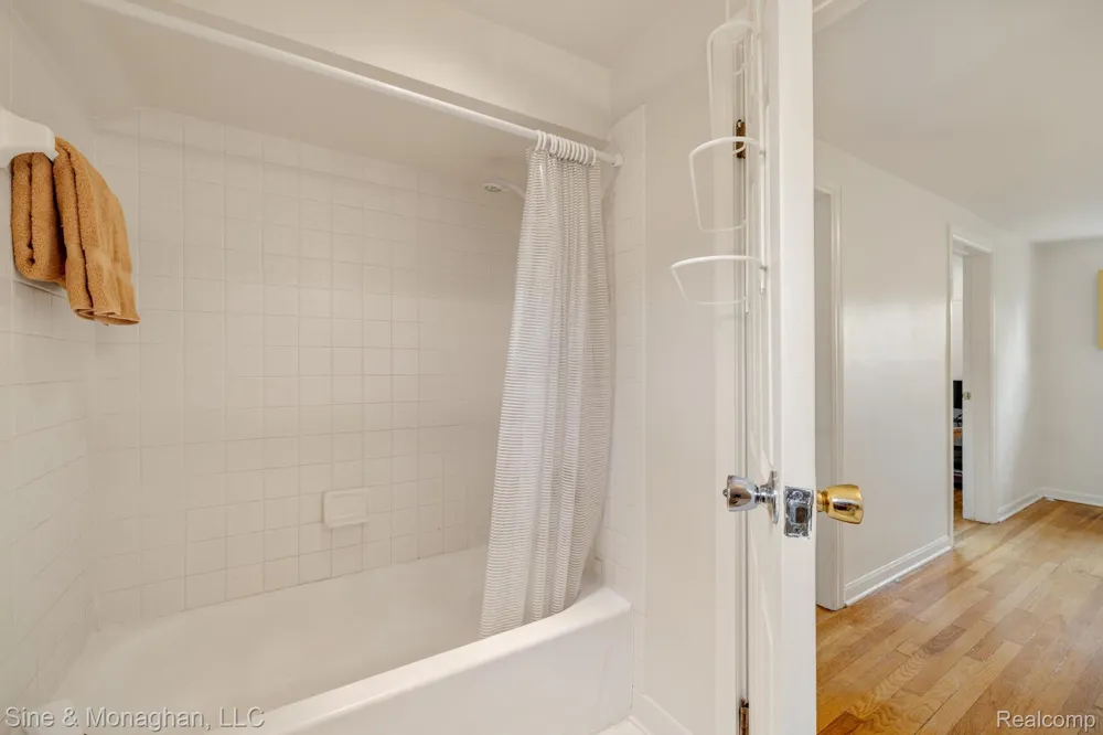 417 CLOVERLY ROAD Grosse Pointe Farms City, MI 48236