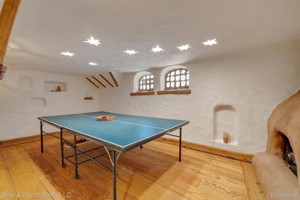 417 CLOVERLY ROAD Grosse Pointe Farms City, MI 48236