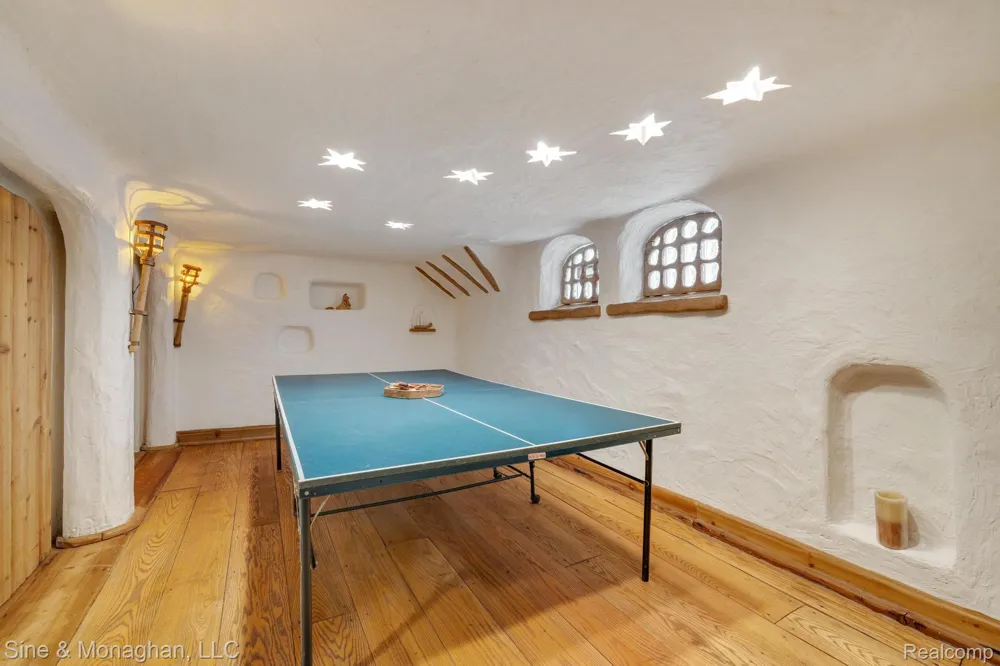 417 CLOVERLY ROAD Grosse Pointe Farms City, MI 48236