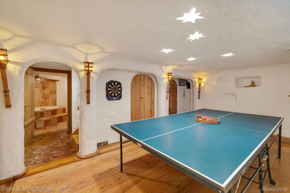 417 CLOVERLY ROAD Grosse Pointe Farms City, MI 48236