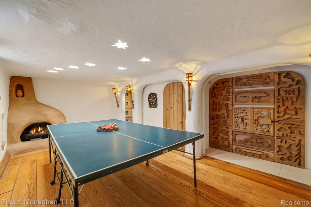 417 CLOVERLY ROAD Grosse Pointe Farms City, MI 48236
